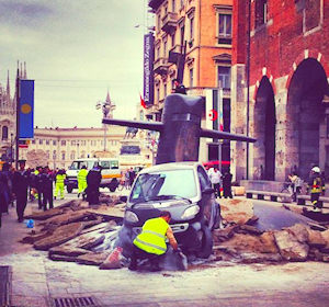Paura a Milano: sottomarino emerge dalla strada