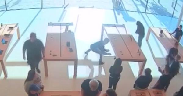 Apple Store, rubano 30.000 dollari davanti al personale, la dinamica lascia senza parole