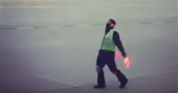 Balla sulla pista di atterraggio per far felice una bambina