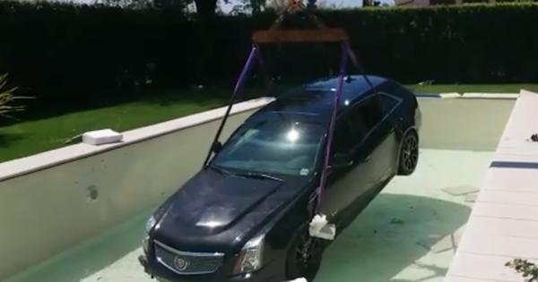 Sbanda e finisce in piscina con la Cadillac