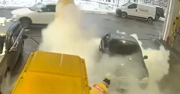 Incendio al distributore, come riesce a spegnere l’incendio in pochi secondi