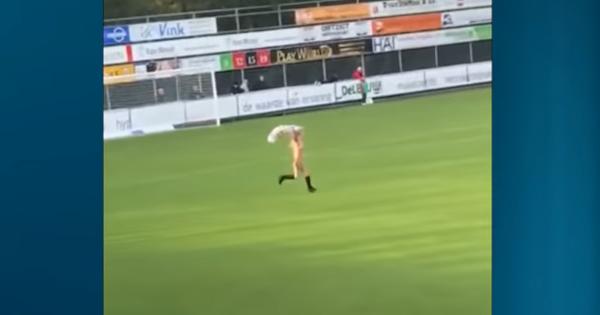 Invasione di campo senza veli, clamoroso in Olanda