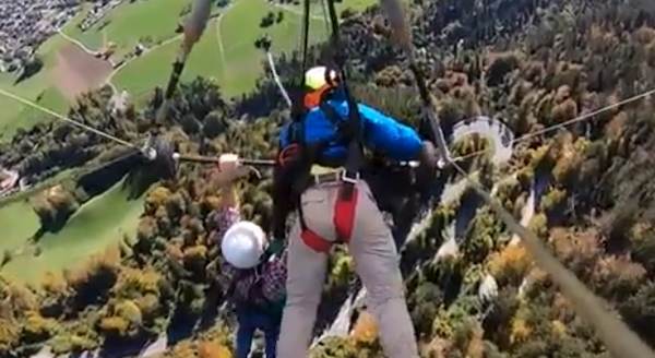 Si dimentica di imbracare il passeggero, errore assurdo sul deltaplano