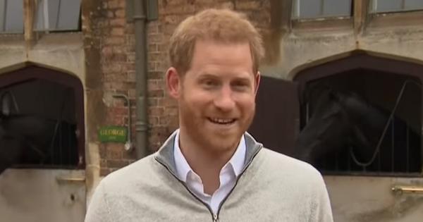 Il principe Harry emozionato come non lo avete mai visto, finalmente papà