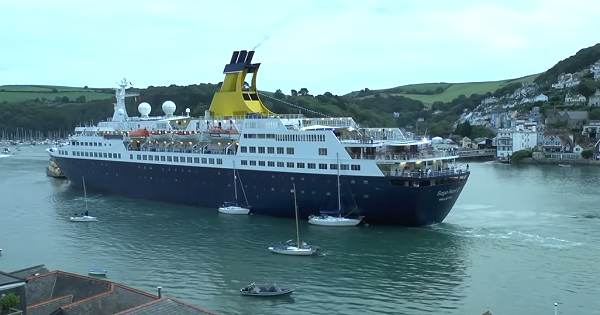 Nave da crociera come una palla da biliardo, disastrosa uscita dal porto