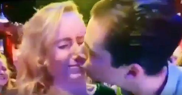 Gaffe clamorosa a Capodanno: lei rifiuta il bacio in diretta tv