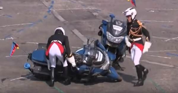 La papera dei motociclisti in parata davanti al presidente, cosa combinano..