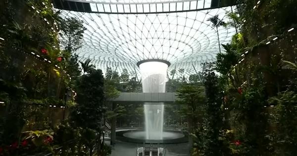 Rain Vortex, la cascata più alta del mondo dentro un aeroporto
