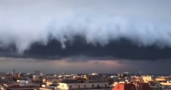 Il temporale è in arrivo, in cielo c'è uno tsunami