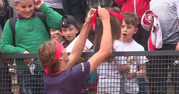 Zverev colpisce involontariamente una bambina e si fa perdonare così